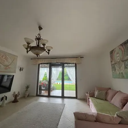 Krasny Stylovy Dom V Rovinke *