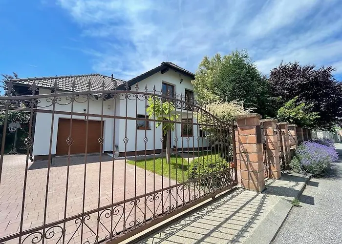 Krasny Stylovy Dom V Rovinke * Rovinka