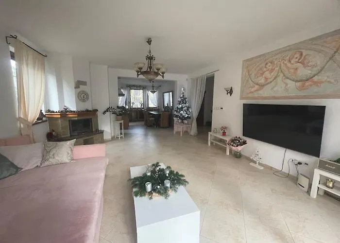 Krasny Stylovy Dom V Rovinke * Rovinka