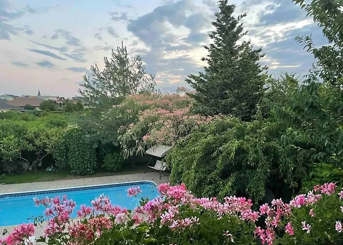 Krasny Stylovy Dom V Rovinke Rovinka