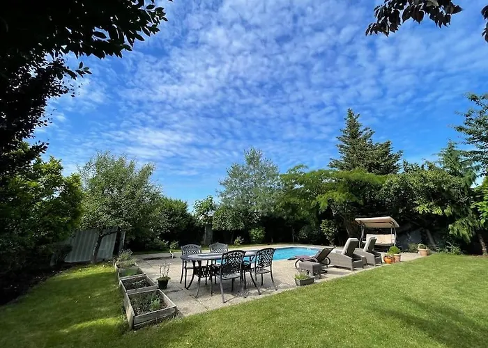 Krasny Stylovy Dom V Rovinke * Rovinka