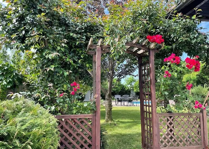 Krasny Stylovy Dom V Rovinke * Rovinka